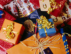ערימת מתנות צבעוניות עטופות בסרטים (צילום: jupiter images)